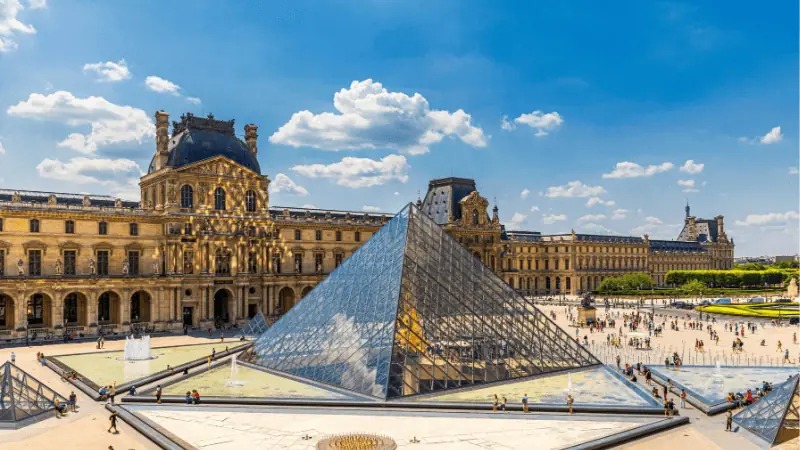 Pháp tăng phí tham quan bảo tàng Louvre